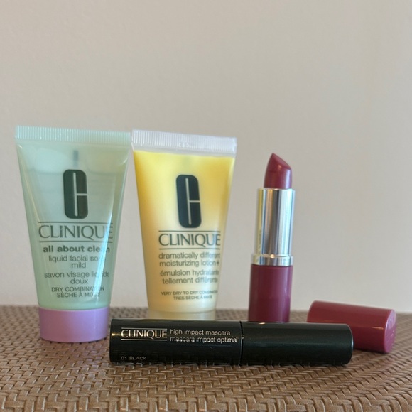 Clinique Puffy Tote Bag with 4-pc Skincare and Makeup Set - Picture 2 of 4